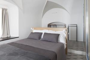 A bed or beds in a room at Genova Suite Art