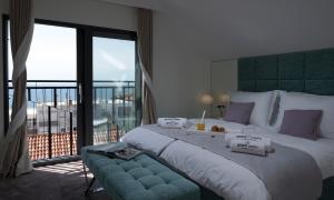 een slaapkamer met een groot bed en een balkon bij Green Room in Dubrovnik