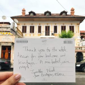 una persona sosteniendo un trozo de papel con escritura a mano en Hotel Villa Tafaj, en Tirana 7 fotos más