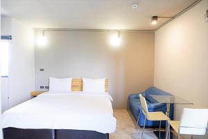 Postel nebo postele na pokoji v ubytování Izen Plus Budget Hotel & Residence
