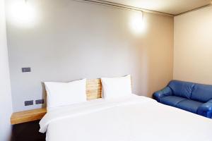 Postel nebo postele na pokoji v ubytování Izen Plus Budget Hotel & Residence