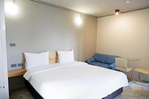 Postel nebo postele na pokoji v ubytování Izen Plus Budget Hotel & Residence