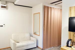 TV a/nebo společenská místnost v ubytování Izen Plus Budget Hotel & Residence