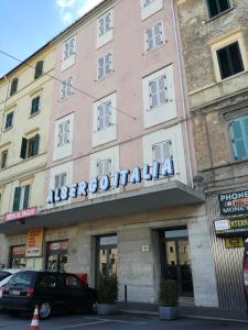 un edificio con un cartello sulla parte anteriore di Albergo Italia ad Ancona