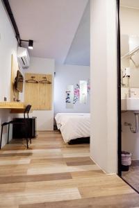 Postel nebo postele na pokoji v ubytování Izen Plus Budget Hotel & Residence