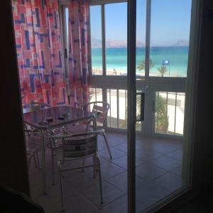 d'un balcon avec une table et des chaises et une vue sur la plage. dans l'établissement Alquiler, à Albir