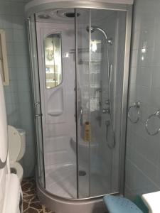 La salle de bains est pourvue d'une douche avec une porte en verre. dans l'établissement Alquiler, à Albir