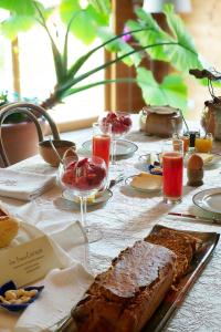 una mesa con pan y copas de vino. en Absolut Oiseaux, en Parisot