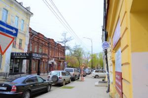 une rue de la ville avec des voitures garées dans la rue dans l'établissement Rolling Stones hostel, à Irkoutsk