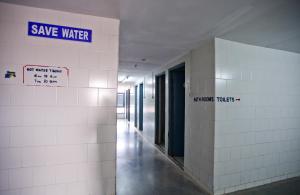 pusty korytarz w budynku z napisem na ścianie w obiekcie Ramoji Sahara Shared Accommodation w mieście Pedda Ambarpet