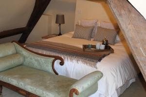 - une chambre avec un lit, un canapé et une chaise dans l'établissement Midford Mill, à Bath