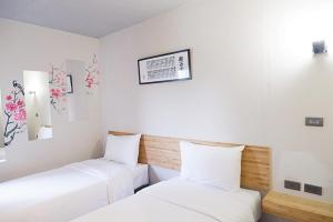 Postel nebo postele na pokoji v ubytování Izen Plus Budget Hotel & Residence