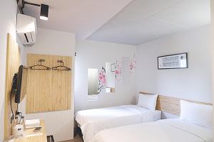 Postel nebo postele na pokoji v ubytování Izen Plus Budget Hotel & Residence