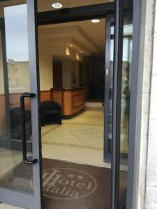 een open deur naar een kamer met een woonkamer bij Albergo Italia in Ancona