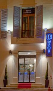 - un restaurant de restauration rapide avec un panneau devant dans l'établissement Central Hotel, à Nîmes