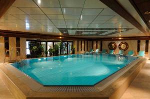 a large blue swimming pool in a building at Maritim Hotel Köln in Cologne