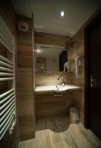 Gallery image of Central Hotel in N&icirc;mes