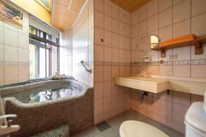 Ett badrum på Shankou Hotspring Hotel