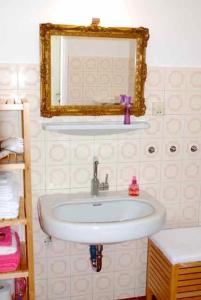ein Bad mit einem Waschbecken und einem Spiegel in der Unterkunft Apartment Sternentor in Engerwitzdorf