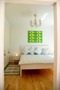 - une chambre avec un lit et un lustre dans l'établissement Apartment Sternentor, à Engerwitzdorf