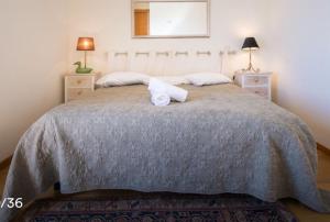 Un dormitorio con una cama grande con dos mesitas de noche. en TRIPLEX TERRASSE VUE EXCLUSIVE SUR L OCÉAN ,WIFI, en Santa Cruz 27 fotos más