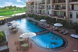 uma vista superior de uma piscina num hotel em Jaypee Greens Golf and Spa Resort em Greater Noida