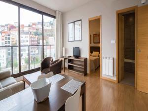 Televízia a/alebo spoločenská miestnosť v ubytovaní Apartamentos Turísticos Playa de Osmo