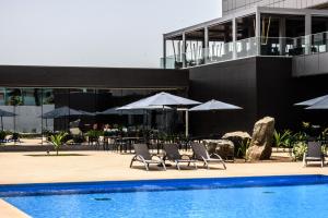 בריכת השחייה שנמצאת ב-Ceiba Hotel Bissau או באזור