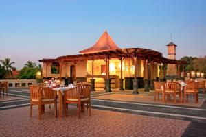 فندق وسبا بيلانغي بالي  في سمينياك: مطعم مع شرفة مع طاولات وكراسي