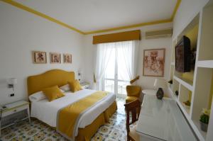 Habitación de hotel con cama y ventana en Albergo Gatto Bianco, en Capri