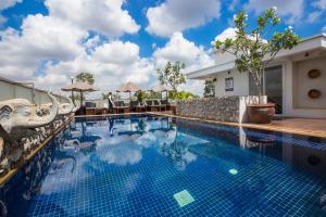 Bazén v ubytování Nita by Vo Luxury Hotel nebo v jeho okolí
