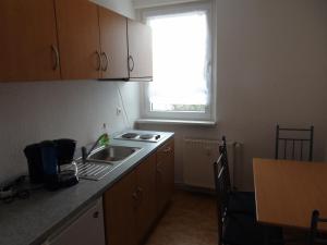 eine Küche mit einer Spüle und einer Arbeitsplatte in der Unterkunft Ferienwohnungen und Zimmer in Nordhausen in Nordhausen
