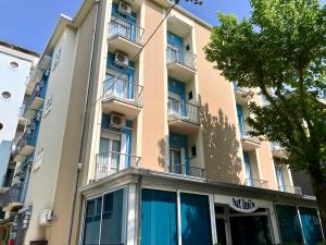 un edificio de apartamentos con balcones en un lateral en Hotel Blue Ribbon en Rímini