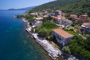 una vista aérea de una ciudad a orillas del agua en Katerina Studios, en Agia Efimia