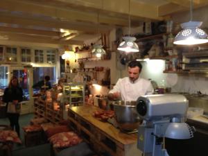 een man in een keuken die eten klaarmaakt in een keuken bij Rust B&B in Amsterdam