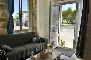 uma sala de estar com um sofá em frente a uma janela em Le Sémaphore em Saint Malo