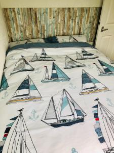 サンダウンにあるWightlet Chalet 65の帆船の図面が描かれたベッド