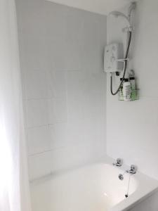 サンダウンにあるWightlet Chalet 65の白いバスルーム(シャワー、シンク付)