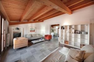 sala de estar con sofá y chimenea en siciliacasevacanze - La Mancina, en Marina di Ragusa
