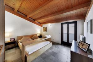 a bedroom with a bed and a wooden ceiling at siciliacasevacanze - La Mancina in Marina di Ragusa