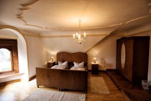 Ein Bett oder Betten in einem Zimmer der Unterkunft Veltheimsburg