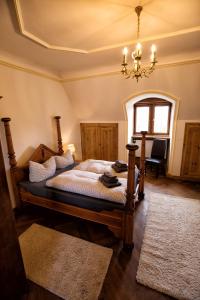 
Ein Bett oder Betten in einem Zimmer der Unterkunft Veltheimsburg

