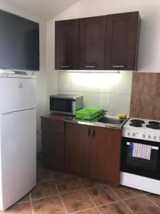 Kuchyň nebo kuchyňský kout v ubytování Apartments Ivanišević