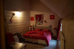 Ein Bett oder Betten in einem Zimmer der Unterkunft Aux Greniers à Rêves