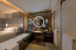 Bilik mandi di Pan Pacific Yangon