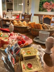 Frühstücksoptionen für Gäste der Unterkunft Veltheimsburg