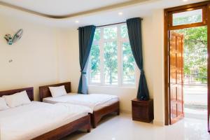 Postel nebo postele na pokoji v ubytování Nhà nghỉ Linh Quân