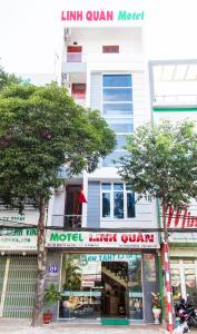 Supermarket nebo jiné obchody v  hotelu nebo okolí