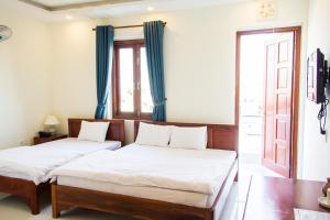 Postel nebo postele na pokoji v ubytování Nhà nghỉ Linh Quân