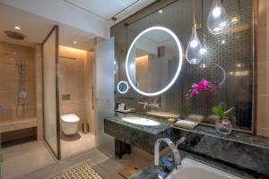 Bilik mandi di Pan Pacific Yangon